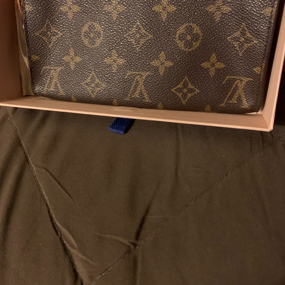 **SOLD** Louis Vuitton Monogram Toiletry Pouch - Picture 4 of 12